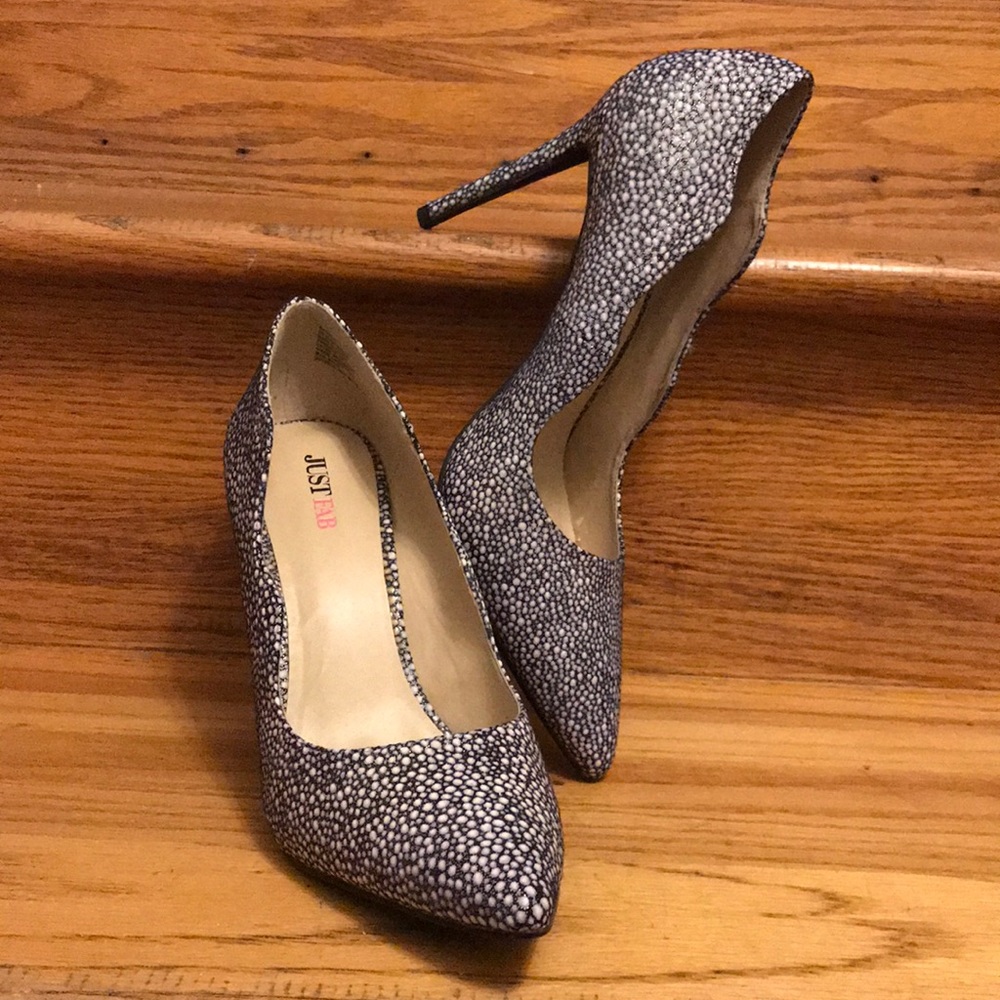 Beautiful stilettos  2 1/2 inch heel